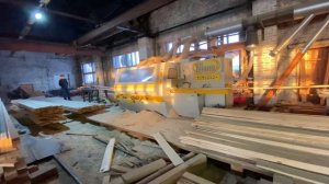 Строгание доски на четырехстороннем станке / Planing boards on a four-sided machine