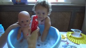 Купаю беби борна Софию.