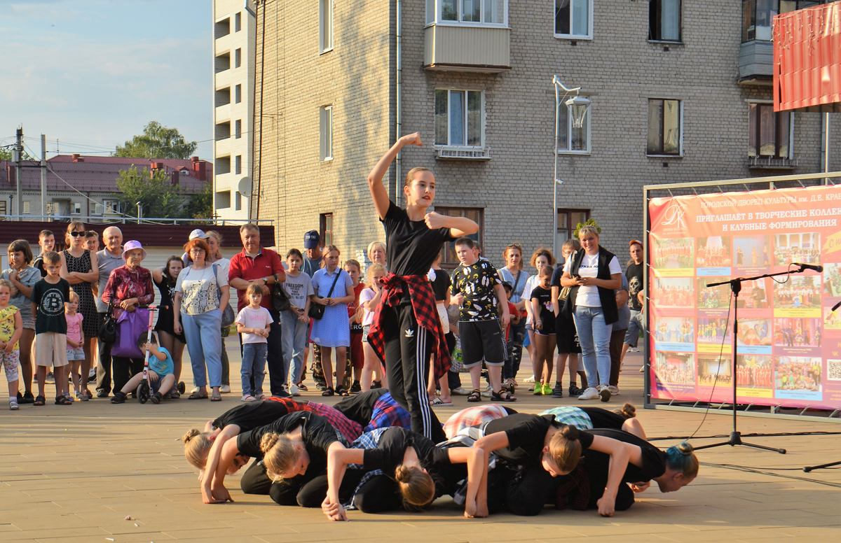 Концерт ДК Кравцова у к.т. Салют.mp4 смотреть онлайн