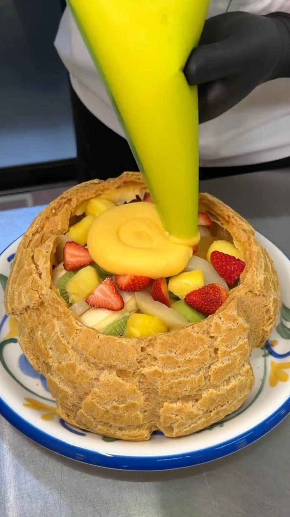 Гигантские профитроли с кремом и фруктами #shorts #профитроли #крем смотреть онлайн