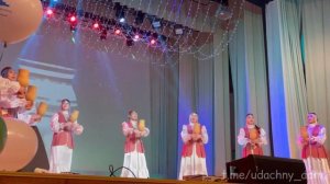 Приветственный танец с чоронами исполняет ансамбль «Дьэргэлгэн»