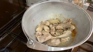 Кролик Тушёный с грибами в сливках в казане.