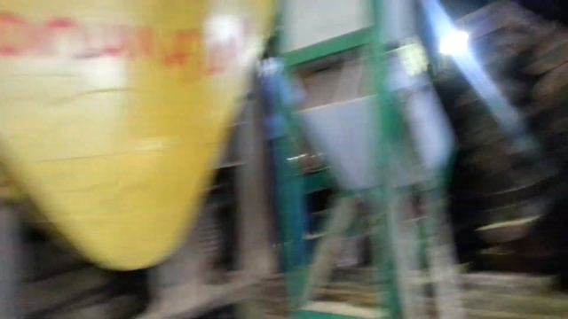 Видео цех выпускает радиальную доску из лиственницы.