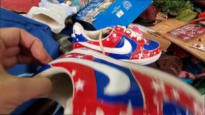 Поиск ценных вещей в американской барахолке