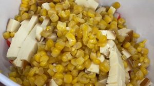 Салат с крабовых палочек и копченого колбасного сыра на Новый год 2022