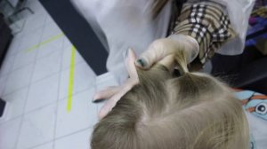 Амелька в настоящем салоне красоты. Детский маникюр, прическа и легкий вечерний макияж.