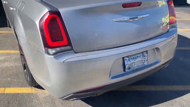 Chrysler 300: 5.7L HEMI V8 Vs 3.6L V6! смотреть онлайн