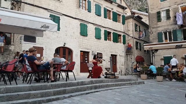 Как сушить белье, или выступление молодой скрипачки в Черногории смотреть онлайн