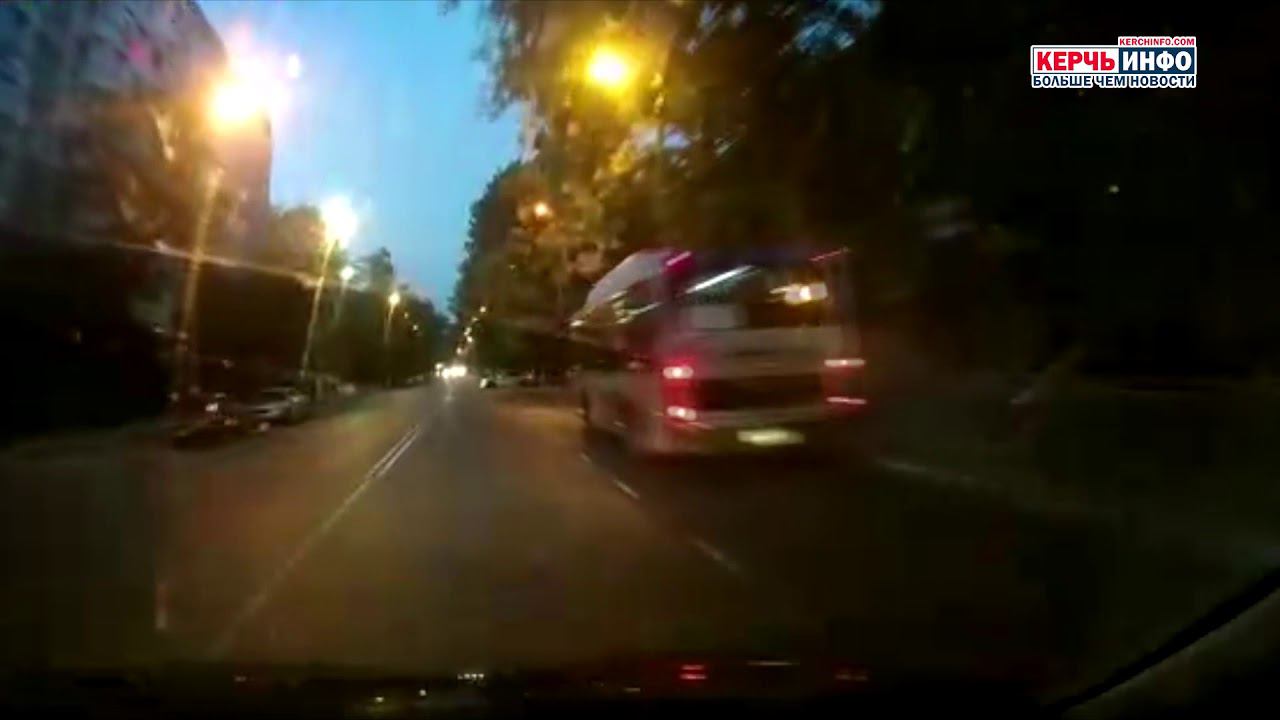 «Сплошное» нарушение: сотрудники ГИБДД Керчи ездят без правил? смотреть онлайн