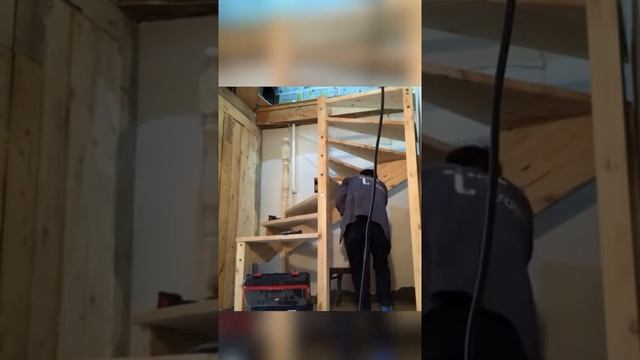 Монтаж лестницы на второй этаж с поворотом на 180 градусов.
