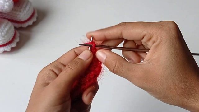 пинетки сапожки спицами новогодние. подошва 13м для мальчика и для девочки. часть 1 смотреть онлайн