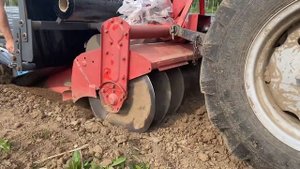 Делаем грядки для клубники грядообразователем на трактор МТЗ 320