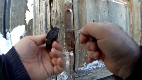 КАК ЗИМОЙ ОТКРЫТЬ ЗАМЕРЗШИЙ НАВЕСНОЙ ЗАМОК ПОСЛЕ СИЛЬНЫХ МОРОЗОВ