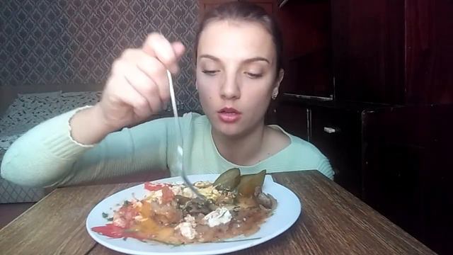 Мукбанг яичница с помидором🍳🍅 & мяско🐷 // Сегодня идеальный день! смотреть онлайн