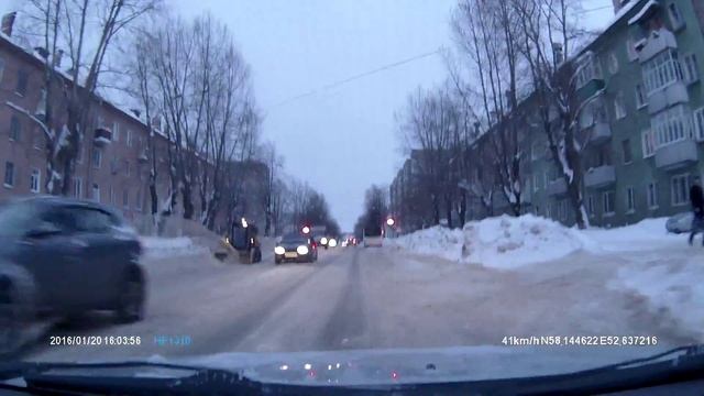 Выброс грязного снега с дороги на газон смотреть онлайн