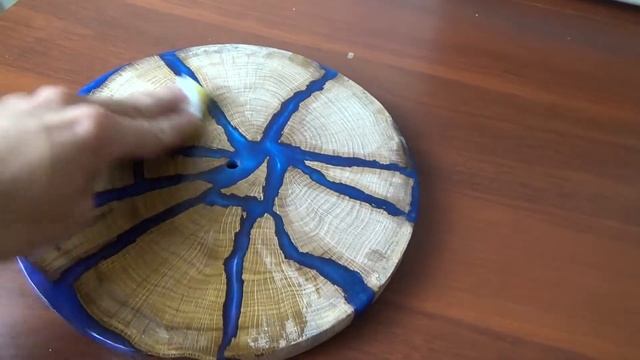 Сделал часы из дерева и смолы