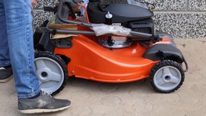 HUSQVARNA LC 353 AWD (unboxing and first ignition)