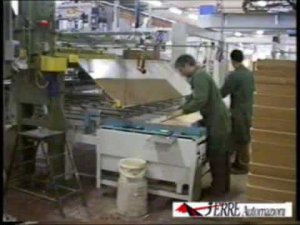 Процесс сборки и прессования дверей