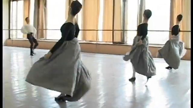 МГАХ. Бурре. XVI век (хор.Васильевой-Рождественской, муз. Suite No. 4). Историко-бытовой танец.