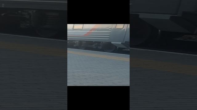 поезд прибывает