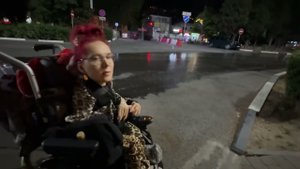 Мать года На роликах с инвалидной коляской  ночная Ялта 2024 Обстановка в Крыму ЧТО ПРОИСХОДИТ