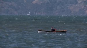 лодка плывет