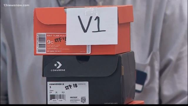 Group works to give special gifts to children смотреть онлайн