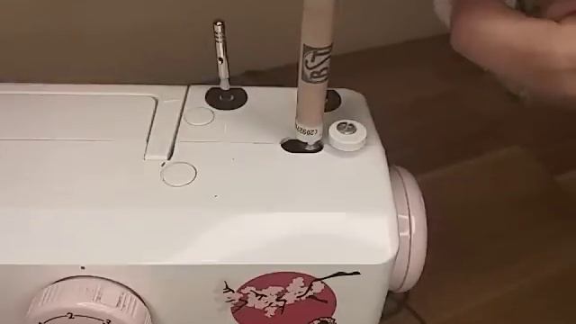 Как перемотать нитки с большой бобины на катушку?|швейные хитрости|how to rewind from a large spool смотреть онлайн