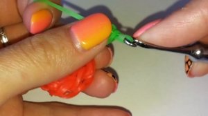 Плетем брелок Вишенка из резинок Rainbow Loom без станка