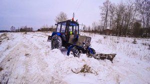 Опять чистим первый снег! То тает, то опять идет, а чистить все-равно надо.