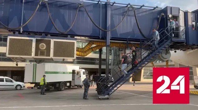 Генпрокуратура показало кадры экстрадиции россиянина из Черногории - Россия 24 