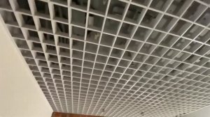 Москва. Пресненский район. Монтаж подвесного потолка Грильято. Ячейка 100х100