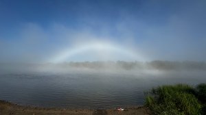 В туманной радуге играет свет, 
Нимб реки искрится, солнца нежный цвет.