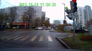 Мама с ребенком переходит дорогу