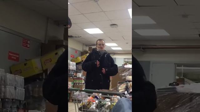 ОХРАННИКИ ПОЙМАЛИ ВОРА В МАГАЗИНЕ ПИТЕР. смотреть онлайн