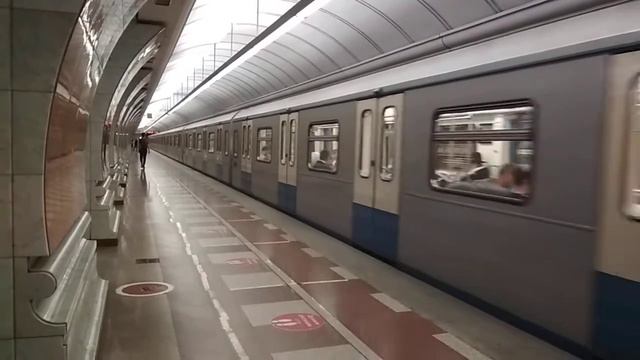 Электропоезд " Ока " на станции " Парк Победы ". смотреть онлайн