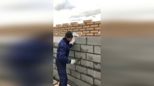 Кладка керамзитобетонного блока каменщиком из Чувашии