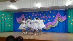 Танец под песню "Порушка-параня"