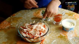 Салат царский с красной икрой креветками и крабовыми палочками