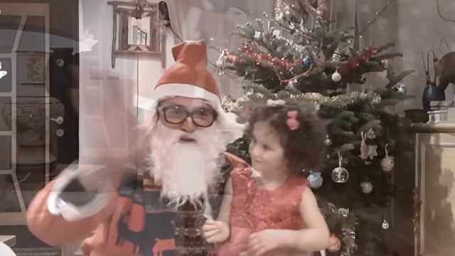 ? Дед Мороз принес подарки: сюрприз "Миньоны" и интерактивную куклу, a Алис спела песенку:) смотреть онлайн