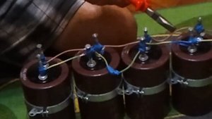 Разряд батареи конденсаторов 400в 41.000 мкФ