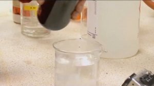 В стакане серная кислота и пероксид водорода