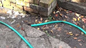 Продуваю шланг от остатков воды перед хранением на зиму.