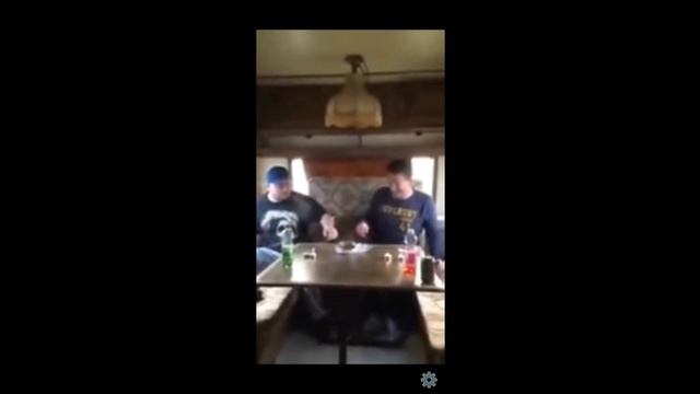 Как едят сюрстрёмминг иностранцы и русские. Различия