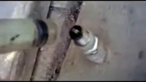 Как я чистил свечи зажигания на дедушкином ВАЗ-2106. Движок от бачка омывателя. ,