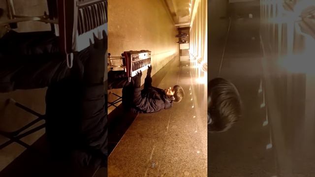 Русский прекрасно играет Кыргызских песни