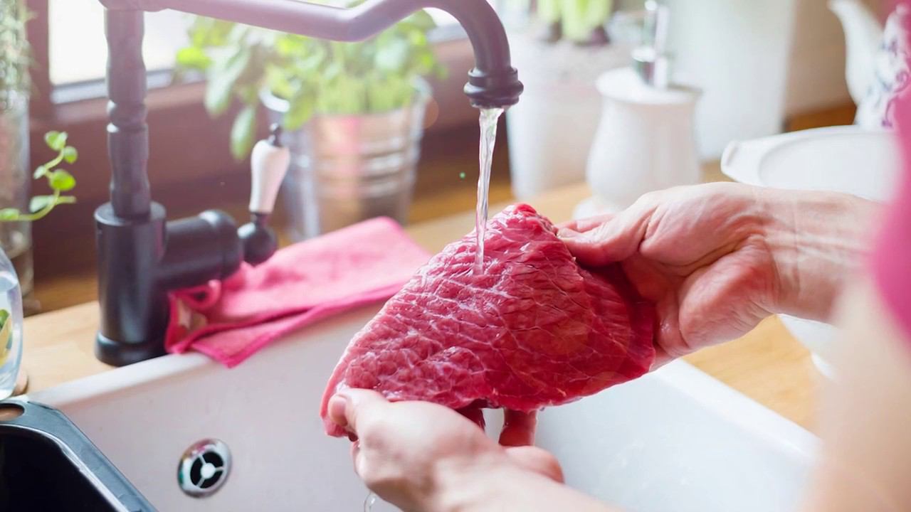 Можно ли споласкивать мясо водой?
