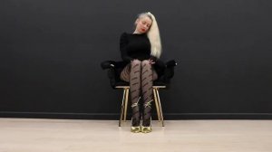 Йога растяжка Моделирование в черных колготках