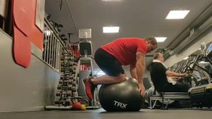 Баланс на фитболе с прогрессией выполнения.Это упражнение из ранее опубликованного поста