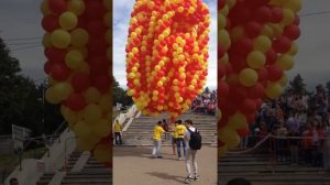 Полет на воздушных шарах! Ребенок поднялся в небо на воздушных шарах!!!